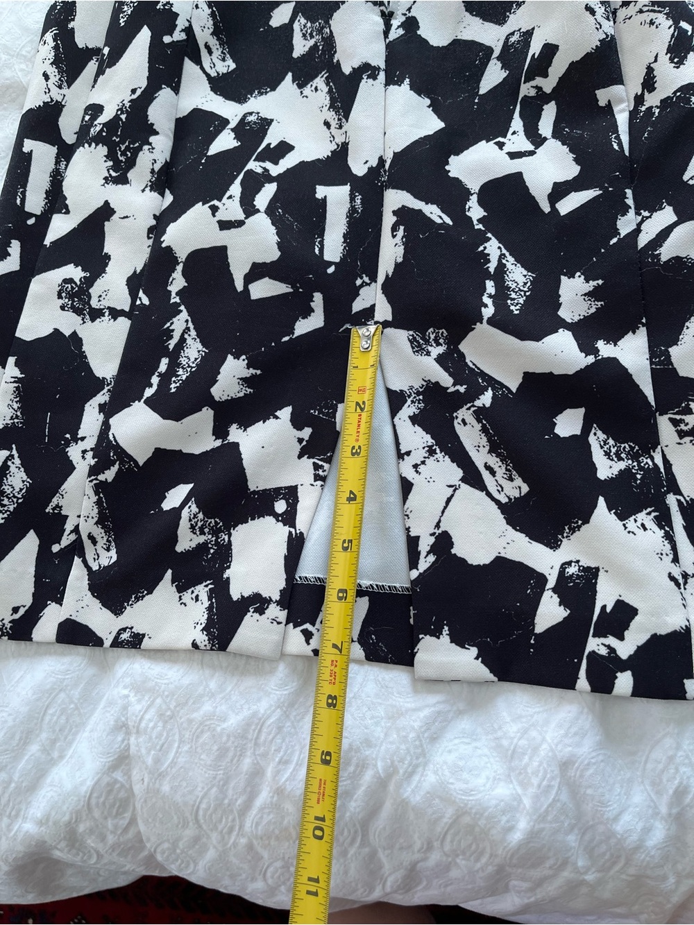 Black & White Abstract Print Sleeveless Dress - Picture 10 of 11